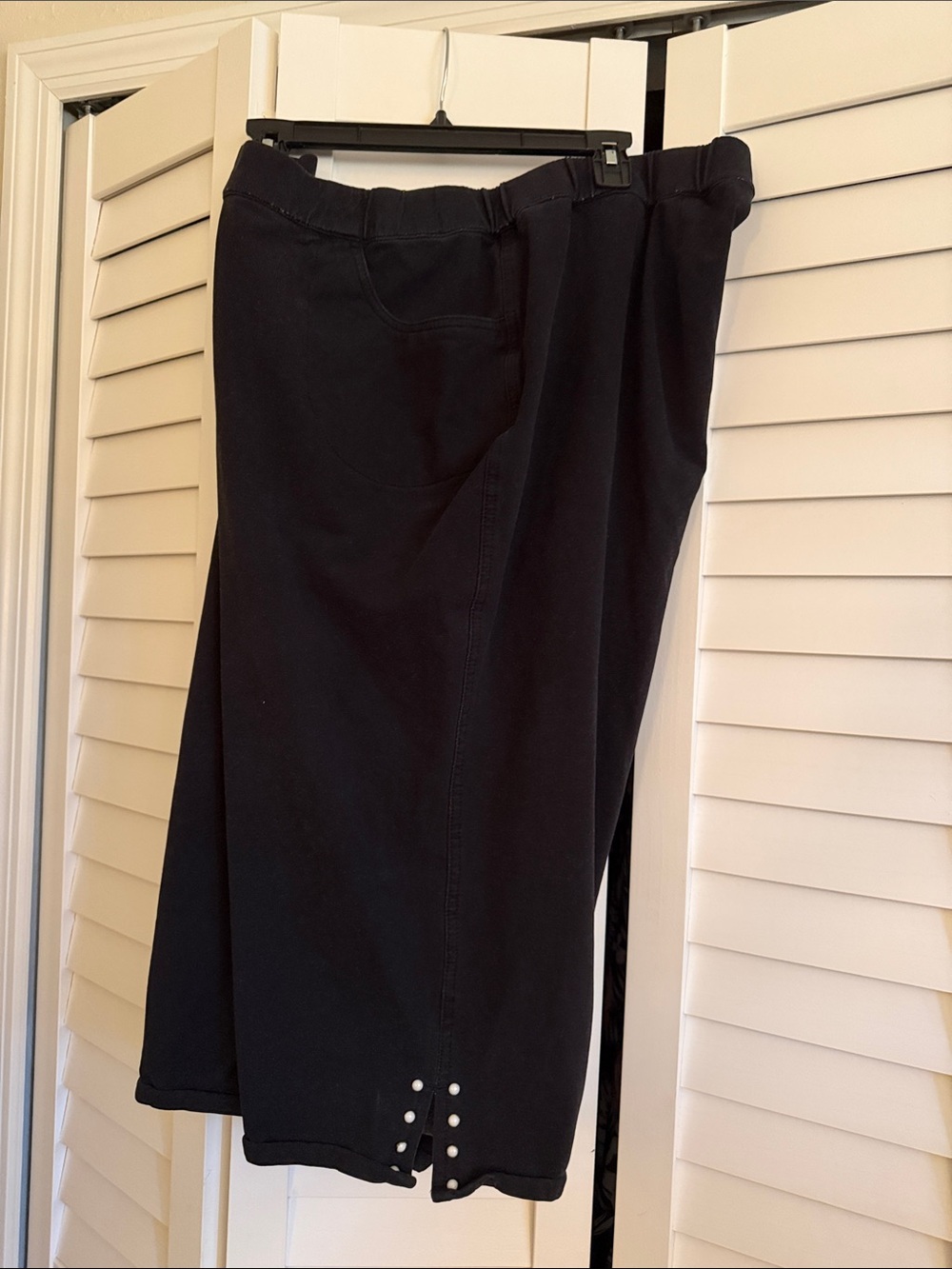Women's Black Cropped Ankle Jeans with Stud Hem
